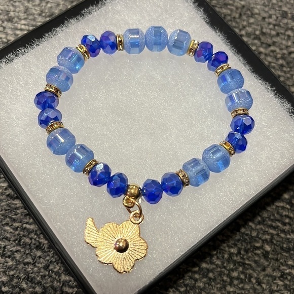 Stretch Bracelet with Enamel Flower Charm - Picture 3 of 3